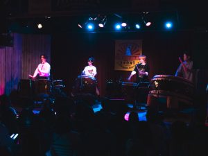 演奏している様子