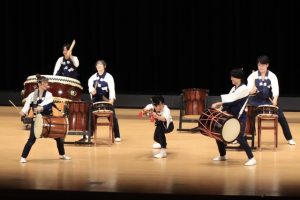 演奏している様子