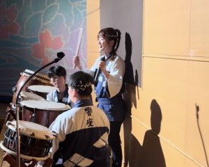 太鼓の話をしている様子