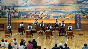 演奏している様子