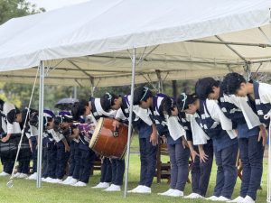 挨拶している様子