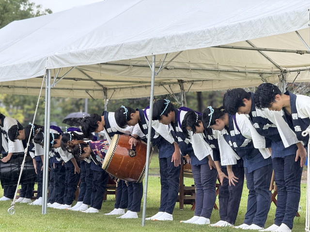 挨拶している様子