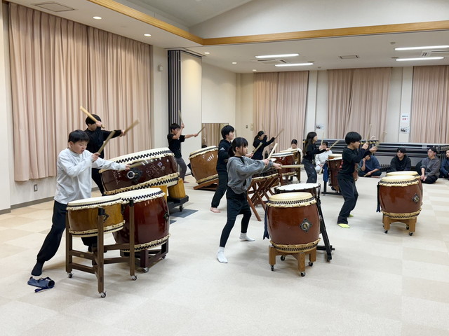 演奏している様子