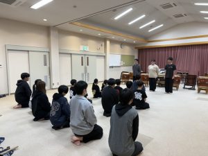 挨拶している様子