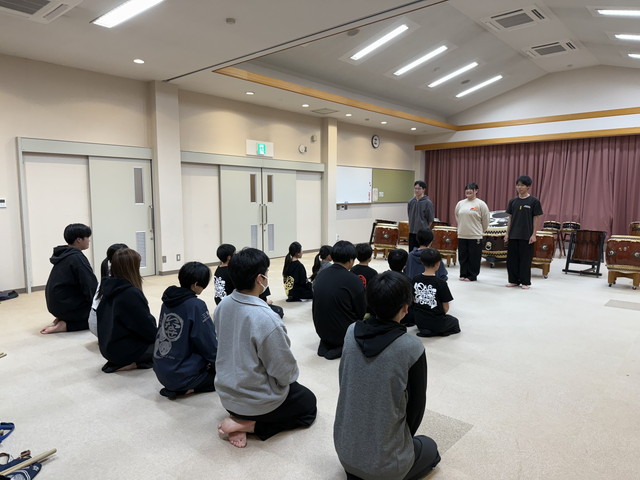 挨拶している様子